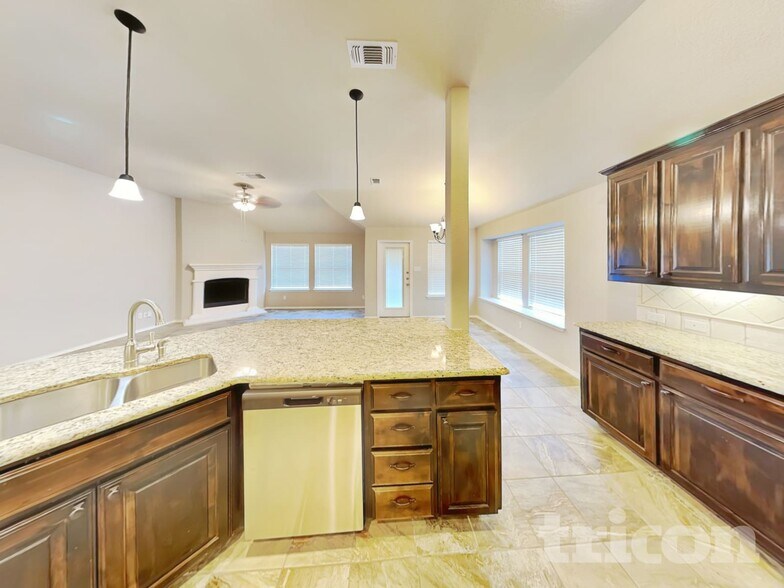 Building Photo - 208 Carson Dr