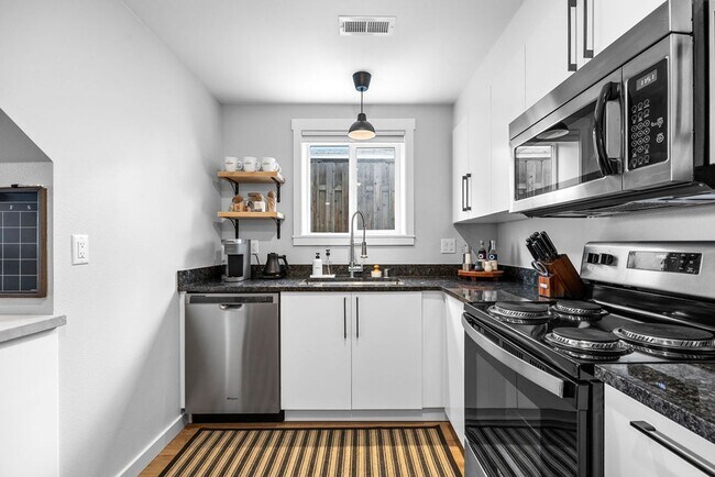 Building Photo - Cozy 2B/1B Unit A I Near Gonzaga/WSU/EWU & 5 Hospitals I Pet Friendly (Furnished)