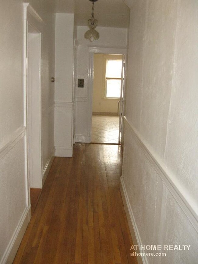 Building Photo - Spacious 4 Bed Right In Chestnut Hill