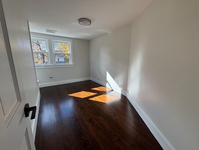 Building Photo - 2 Scofield Pl