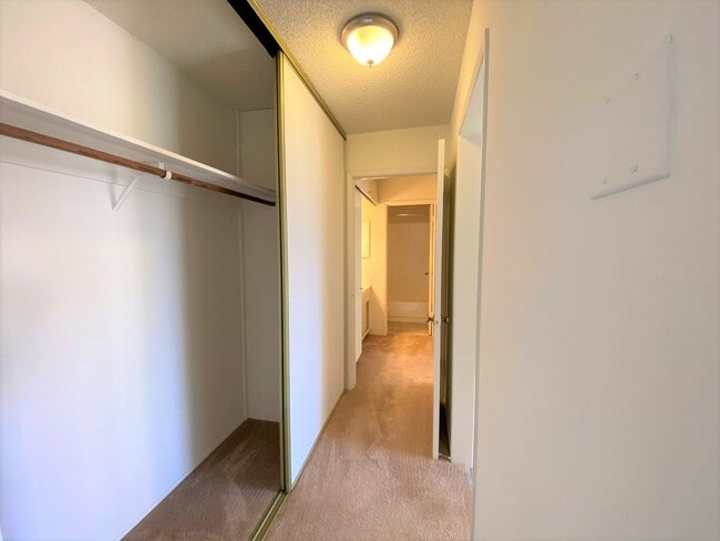 Building Photo - One Bedroom Condo Available in Watergate Community/Emeryville!