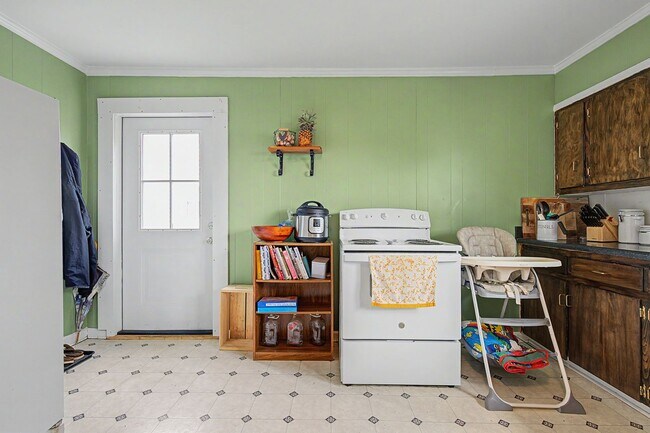 Building Photo - Spacious 5-Bedroom Home Near Radford University