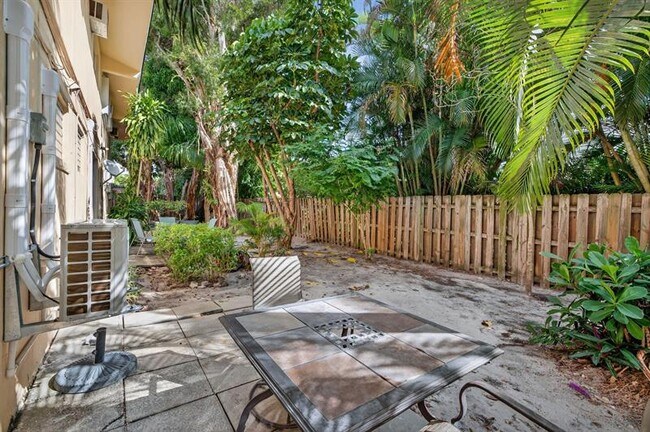 Building Photo - 2624 NE 30th Pl