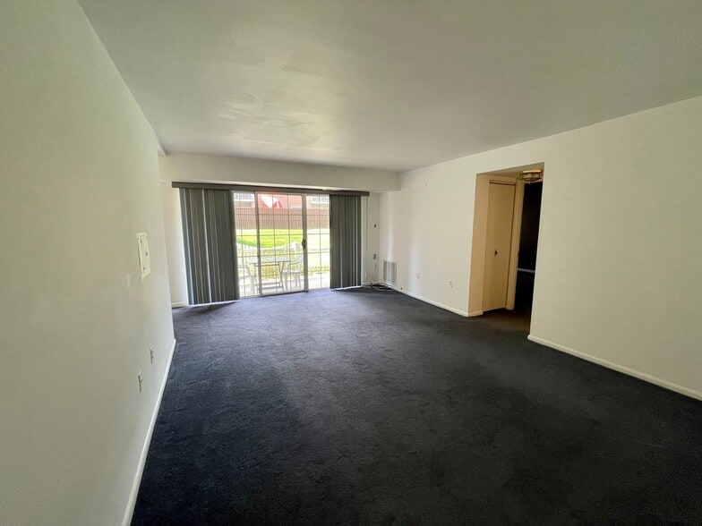 Building Photo - 1954 Kennedy Dr