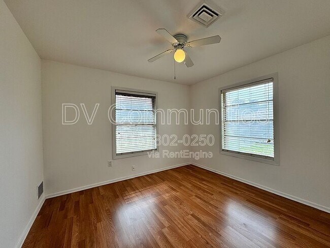 Building Photo - 817 Westmont Dr