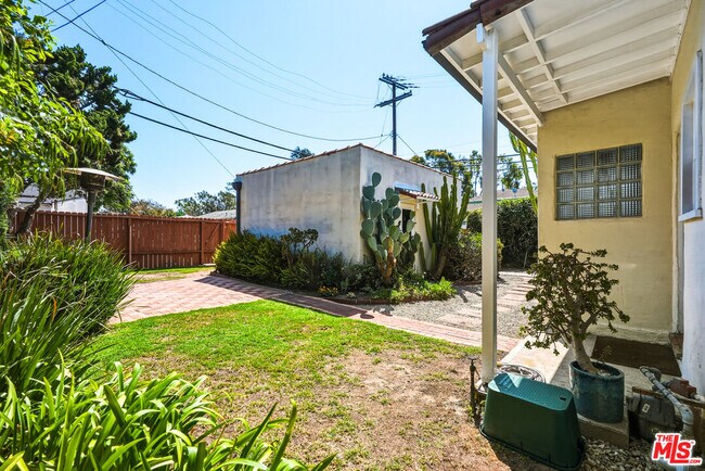 Building Photo - 2613 Cloverfield Blvd