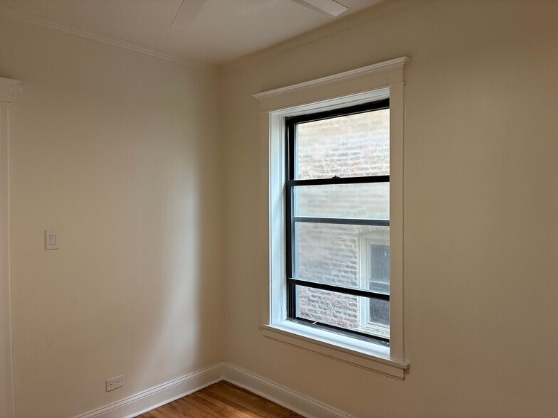 Building Photo - 6142 S Rhodes Ave