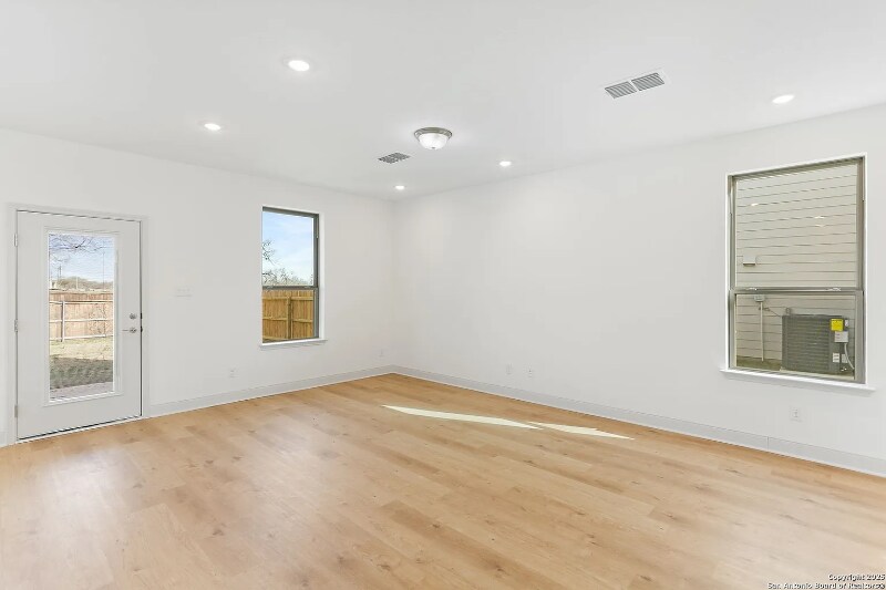 Building Photo - 401 W Commerce St