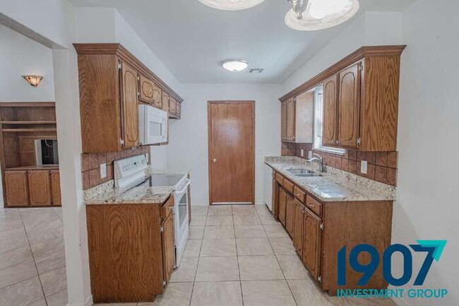 Building Photo - Beautiful 3-Bedroom Home in Yukon - Availa...
