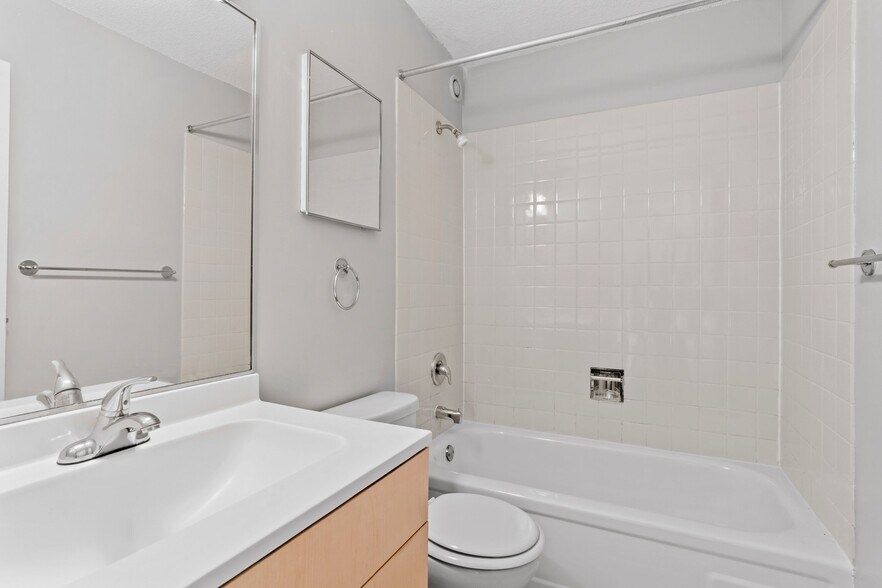 Building Photo - 1011 S Michigan Ave