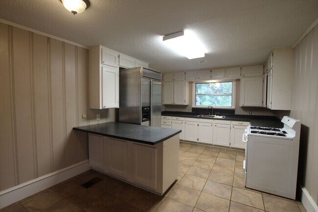 Building Photo - Charming 3 Bedroom 2 Bath Near TJC!