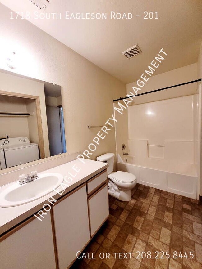 Building Photo - 1718 S Eagleson Rd