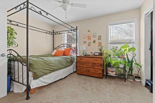 Building Photo - Townhouse in Chapel Hill