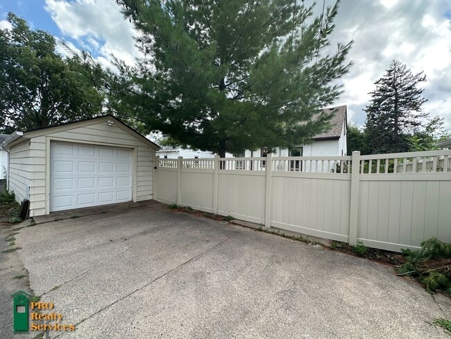 Building Photo - 3 Bedroom Home in Highland Park