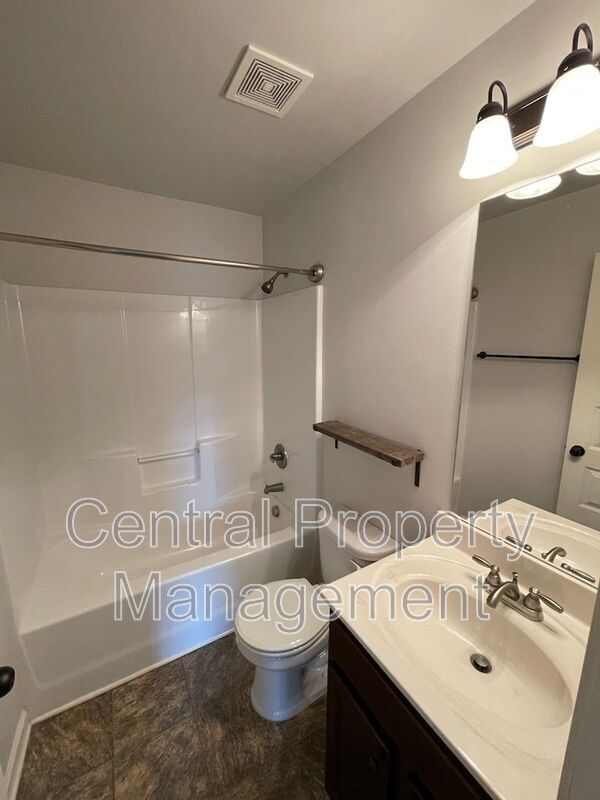 Building Photo - 514 W Holloway Dr