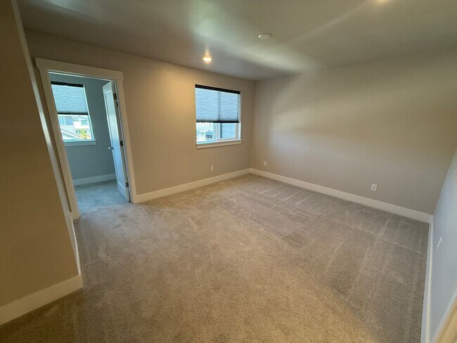 Building Photo - Petrosa!  3 Bdrm, 2.5 Bath 1450 sq ft Town...
