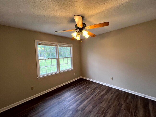 Building Photo - 109 Deerfield Dr