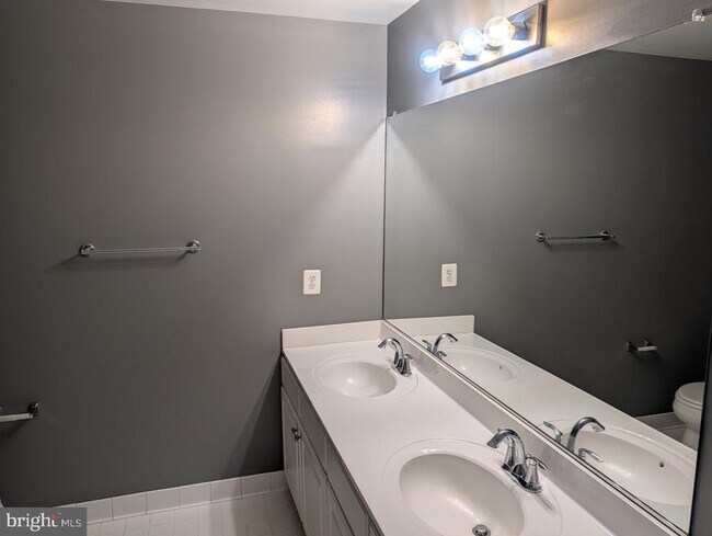 Building Photo - 1891 Crescent Park Dr