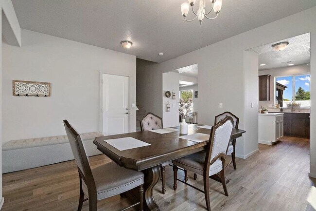 Building Photo - Immaculate Newer Construction w/ Vinyl Fen...