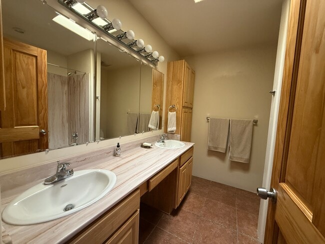 Building Photo - 1139 Harrison Rd