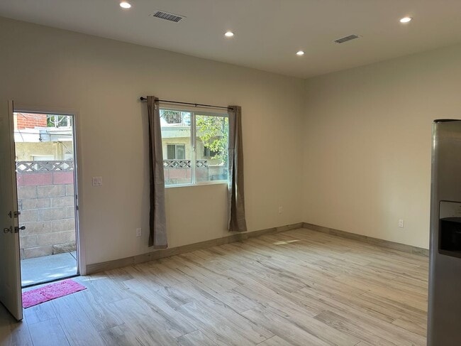 Building Photo - 23110 1/2 W Mulholland Dr