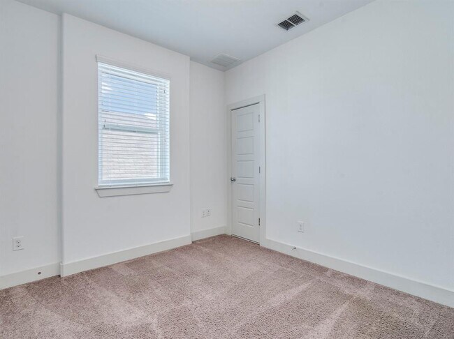 Building Photo - 2309 Hermia St