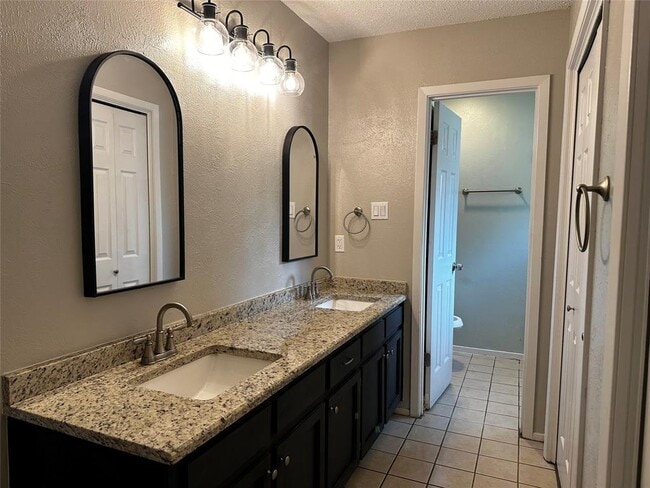 Building Photo - 504 Suzzane Rd