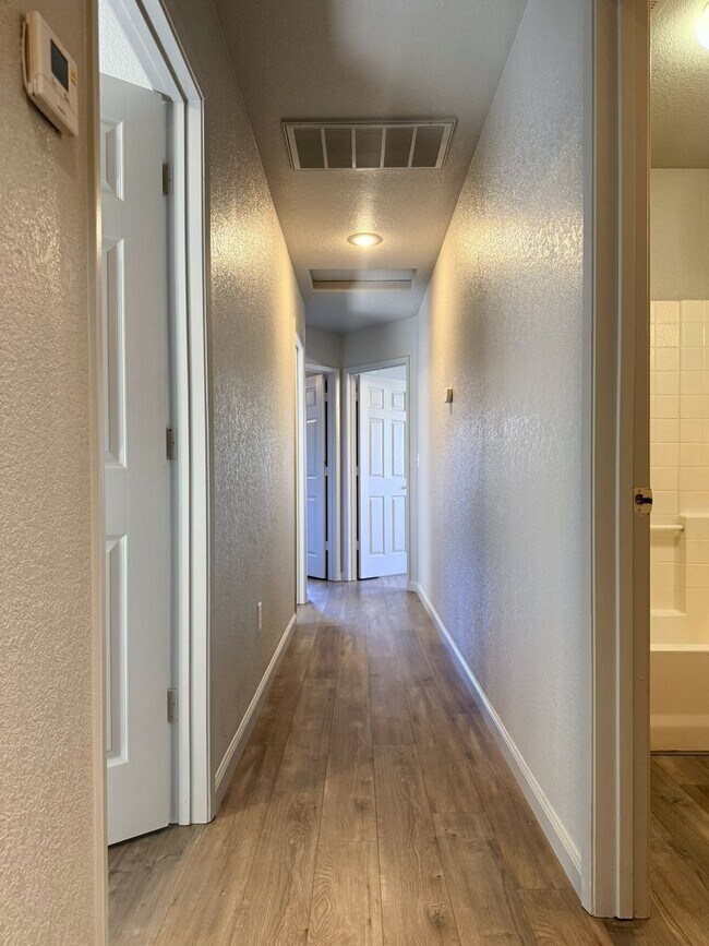 Building Photo - 4/2 with open floor plan Available NOW!!