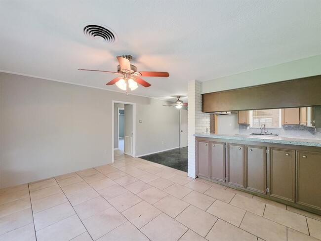 Building Photo - 1703 Raintree Dr