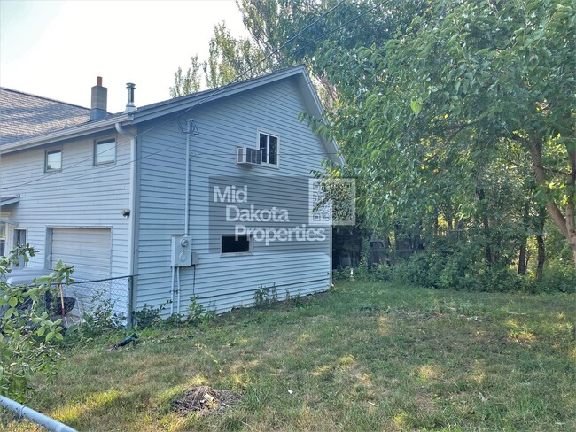 Building Photo - 1000 W 3rd- 5 bedroom, 2 bathroom, Attache...