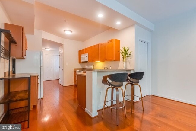 Building Photo - 910 S Charles St