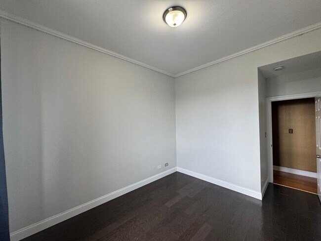 Building Photo - Luxurious, Galewood Penthouse Condo 3BR/2BA