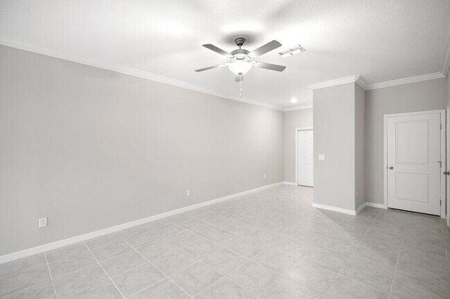 Building Photo - LIKE NEW Townhome in Willow Square!