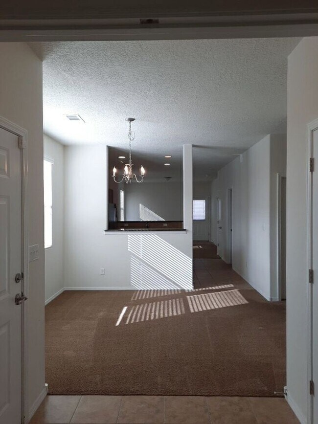Building Photo - 3 bedroom 2 bathroom home in Rio Rancho! C...