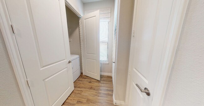 Building Photo - Stylish 1 Bed in Spring — Modern Comfort i...
