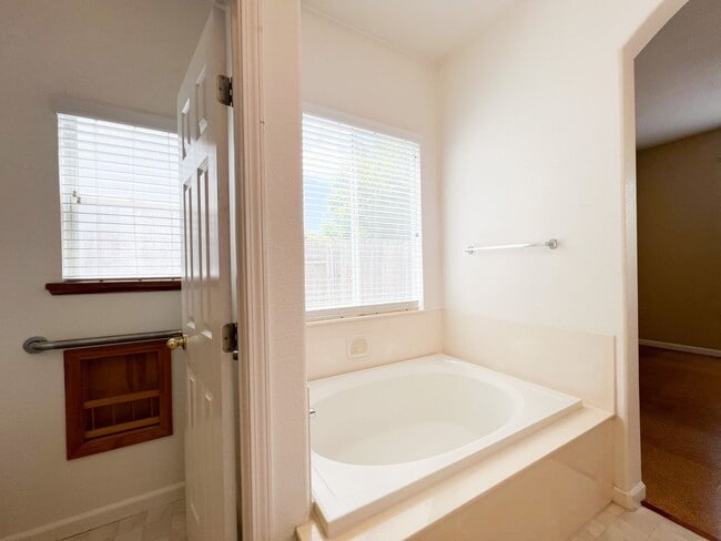 Building Photo - Spacious Single Story 3 Bd, 2 Ba Home in S...