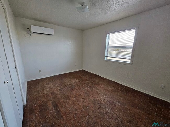 Building Photo - 723 N Avenue M