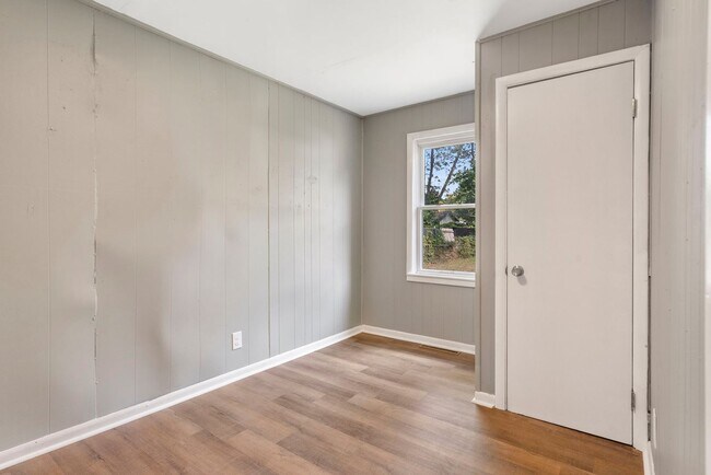 Building Photo - Charming and remodeled 2 Bed | 1 Bath Home...