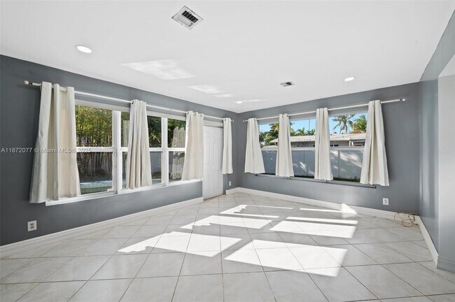 Building Photo - 3812 N Circle Dr