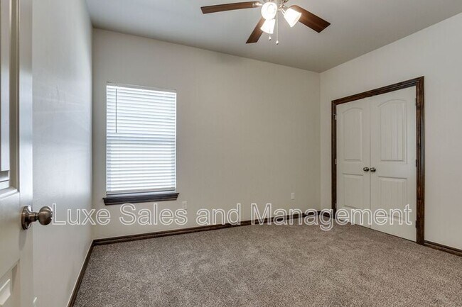 Building Photo - 2200 Alta Vista Ln