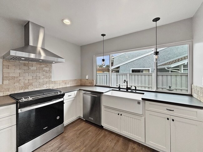 Building Photo - Spacious 3BD/2.5BA Townhouse in La Jolla W...
