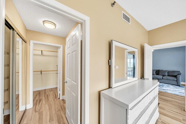 Building Photo - 827 Oak Harbour Dr