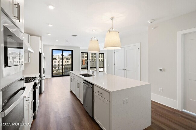 Building Photo - 215 2nd Ave