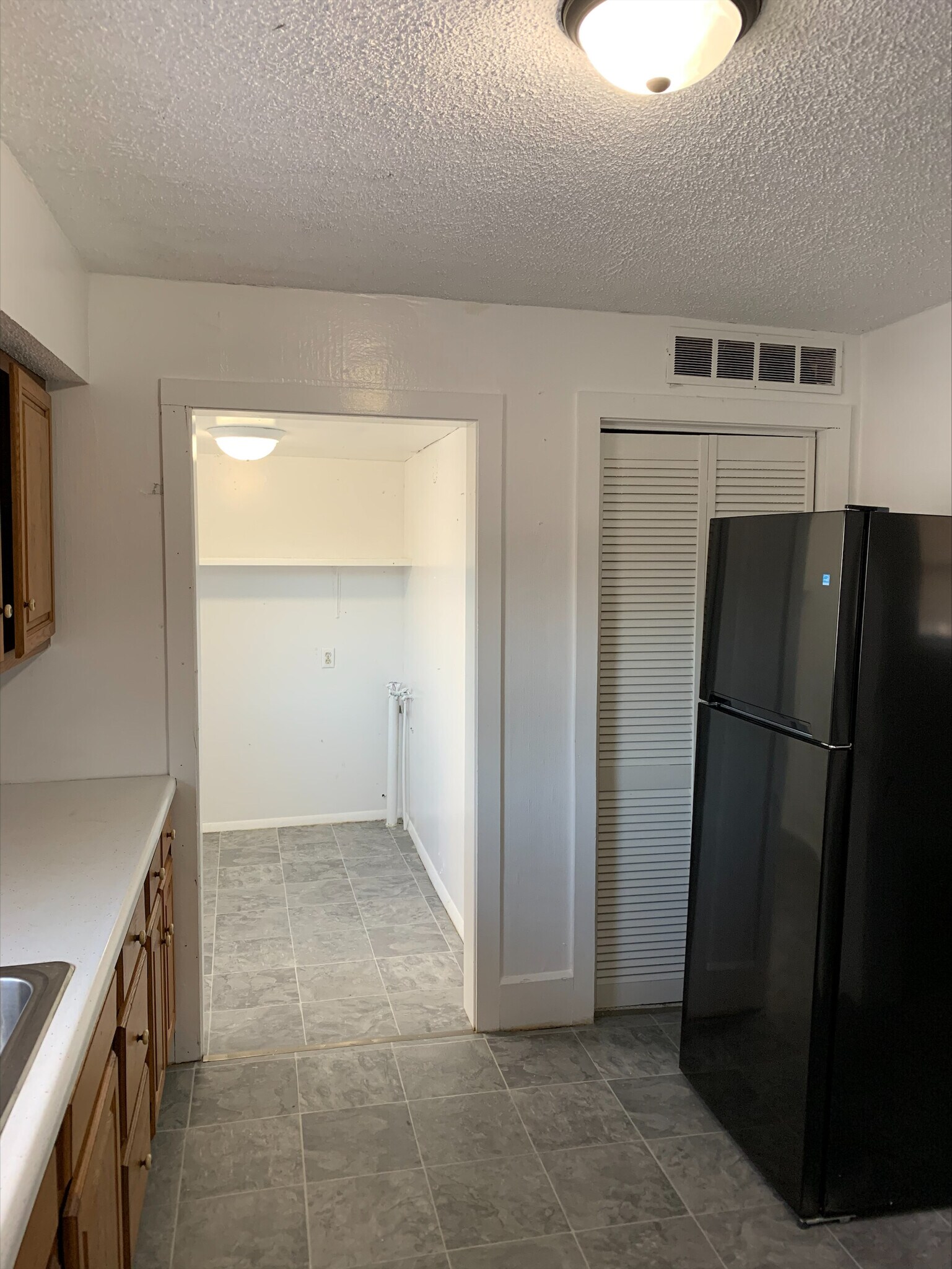 Building Photo - 2414 S Walnut St