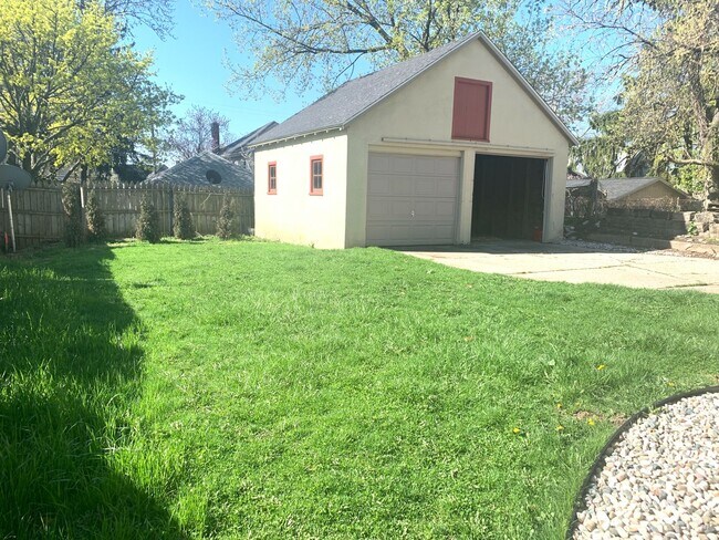 Building Photo - Adorable One Bedroom, Downtown GR!