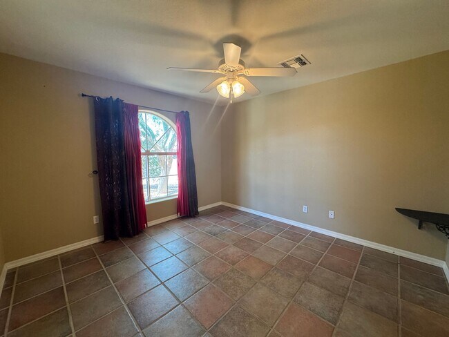 Building Photo - Great spacious home on Huukan Golf Course