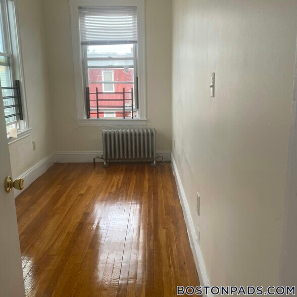 Building Photo - 19 Mora St