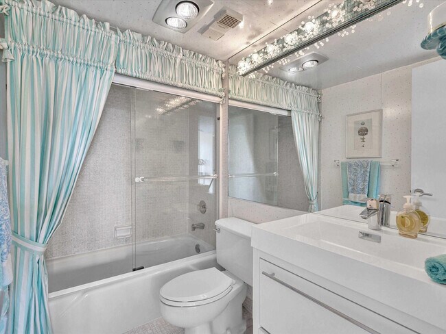 Building Photo - 1537 E Hillsboro Blvd