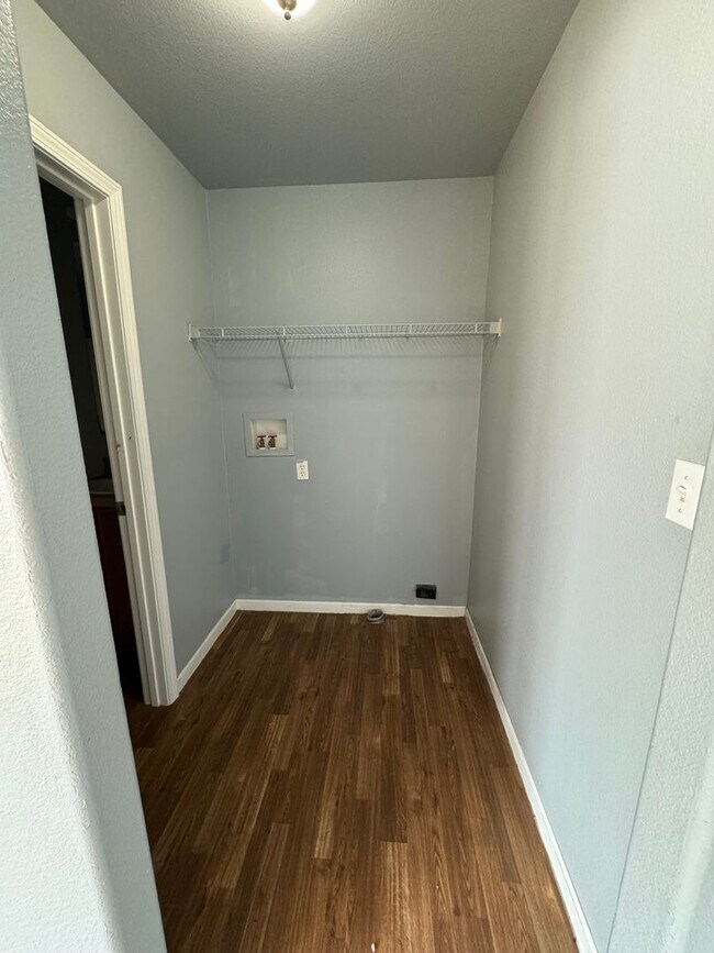 Building Photo - 777 Hilltop Dr