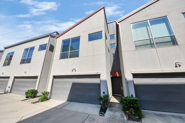 Building Photo - 2421 Wentworth St